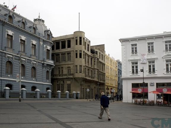 Imagen del monumento Plaza Sotomayor de Valparaíso, incluye los edificios que la encierran