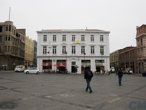 Imagen del monumento Plaza Sotomayor de Valparaíso, incluye los edificios que la encierran