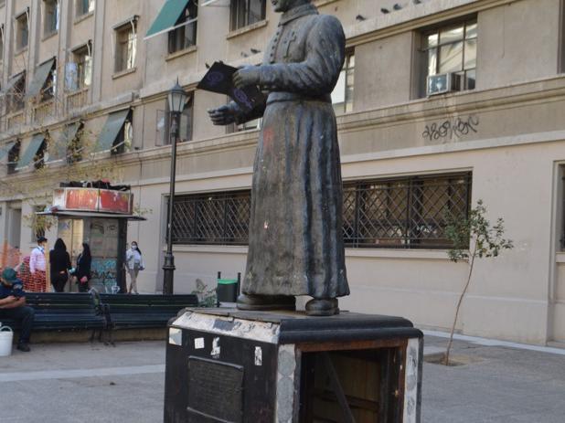 Imagen del monumento A Camilo Henríquez