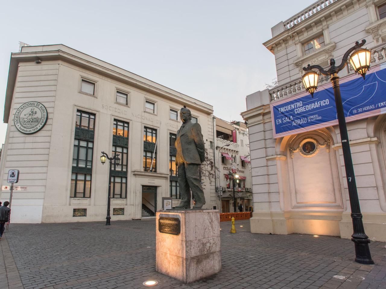 Imagen del monumento Conjunto de tres propiedades que dan a la plazoleta Patricio Mekis (casas de Josefina Subercaseaux, Francisco Subercaseaux y Julio Subercaseaux )