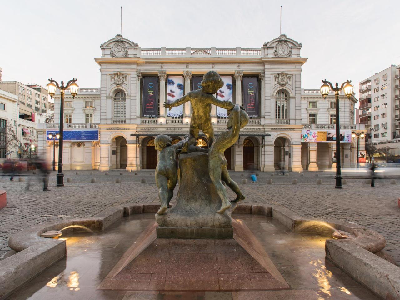 Imagen del monumento Conjunto de tres propiedades que dan a la plazoleta Patricio Mekis (casas de Josefina Subercaseaux, Francisco Subercaseaux y Julio Subercaseaux )
