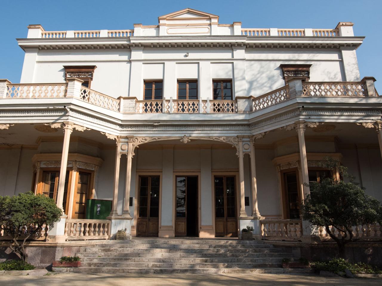 Imagen del monumento Actual Casa de La Cultura de Ñuñoa, incluido el parque que lo rodea
