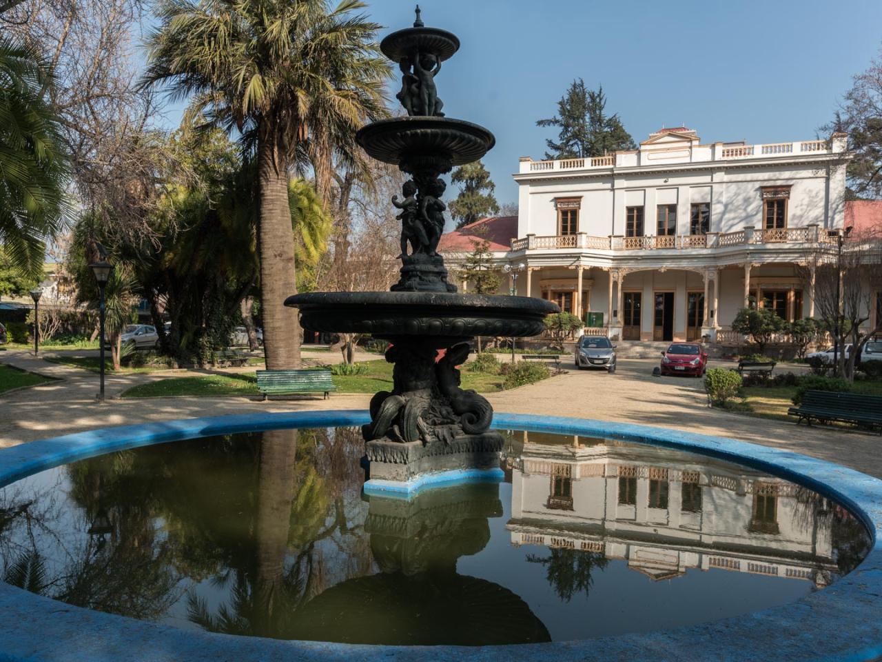 Imagen del monumento Actual Casa de La Cultura de Ñuñoa, incluido el parque que lo rodea