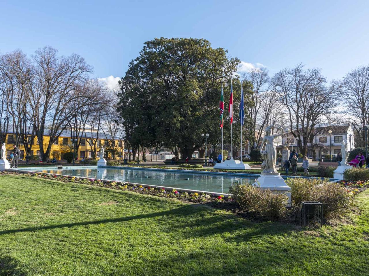 Imagen del monumento Esculturas y espejo de agua, ubicadas en la plaza de Armas de Angol