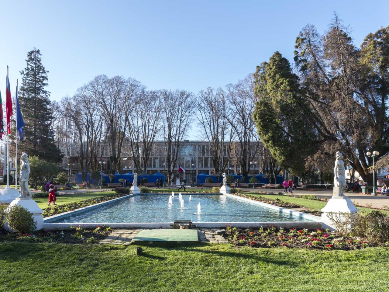 Imagen del monumento Esculturas y espejo de agua, ubicadas en la plaza de Armas de Angol