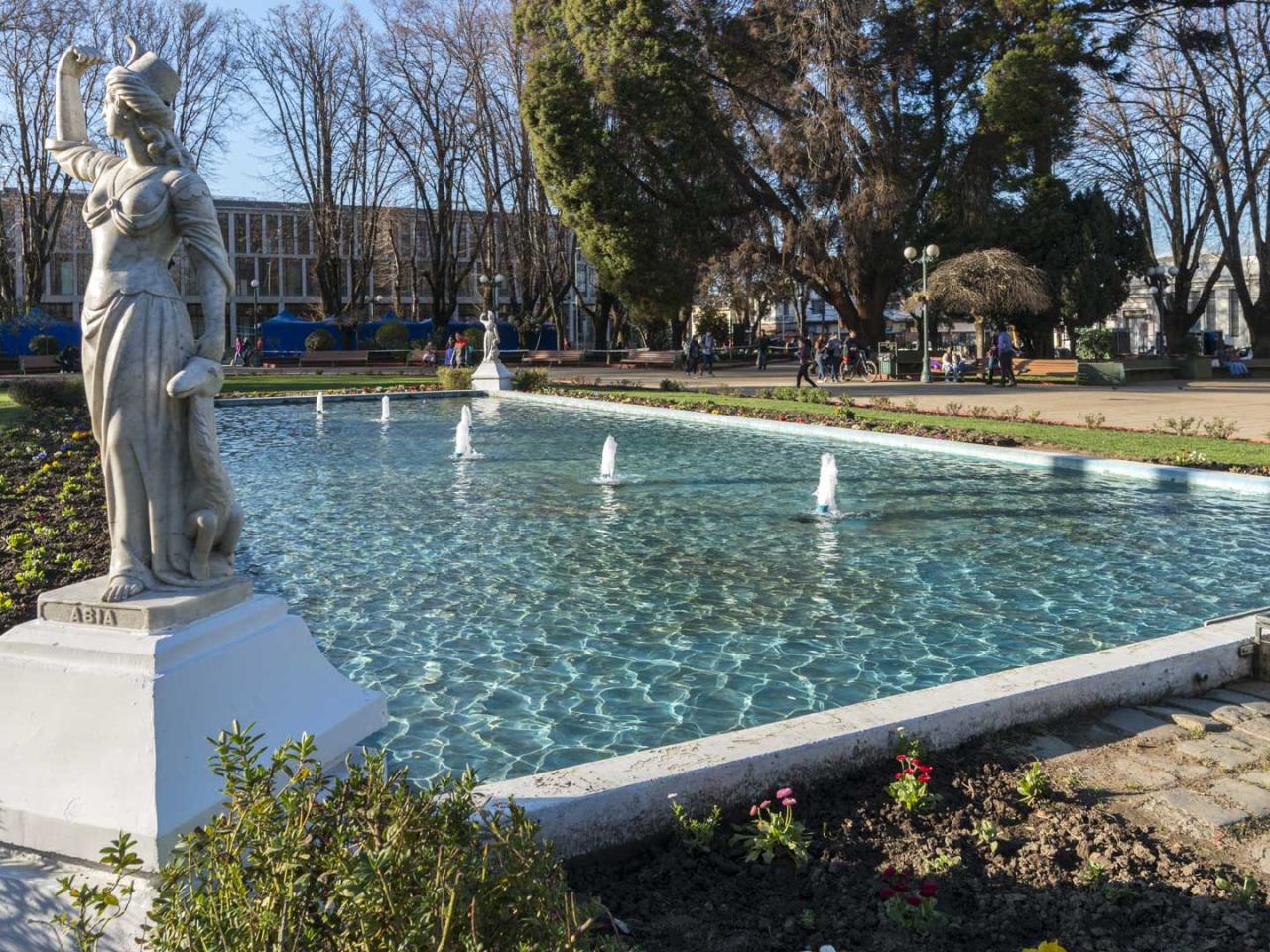 Imagen del monumento Esculturas y espejo de agua, ubicadas en la plaza de Armas de Angol