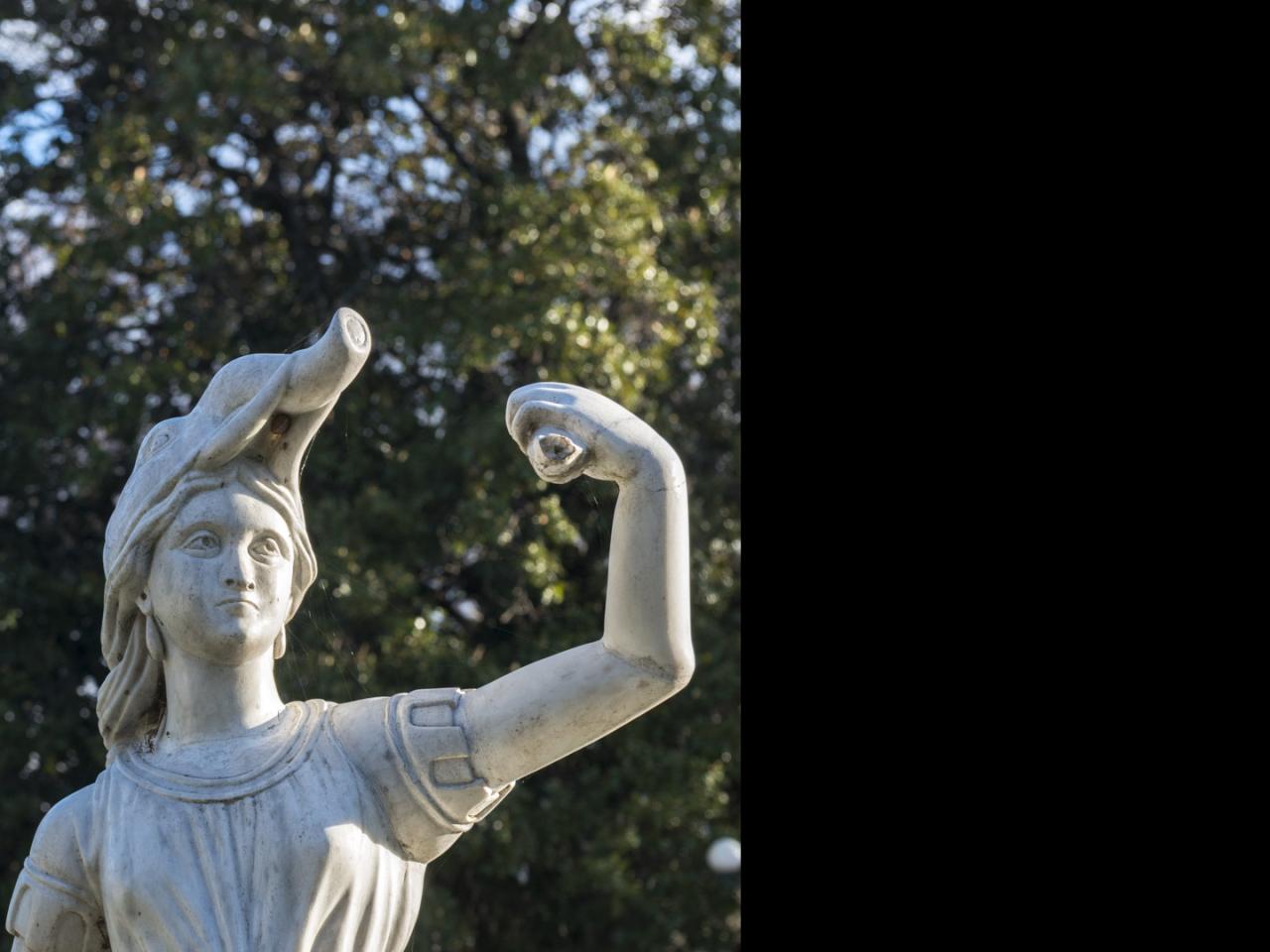 Imagen del monumento Esculturas y espejo de agua, ubicadas en la plaza de Armas de Angol