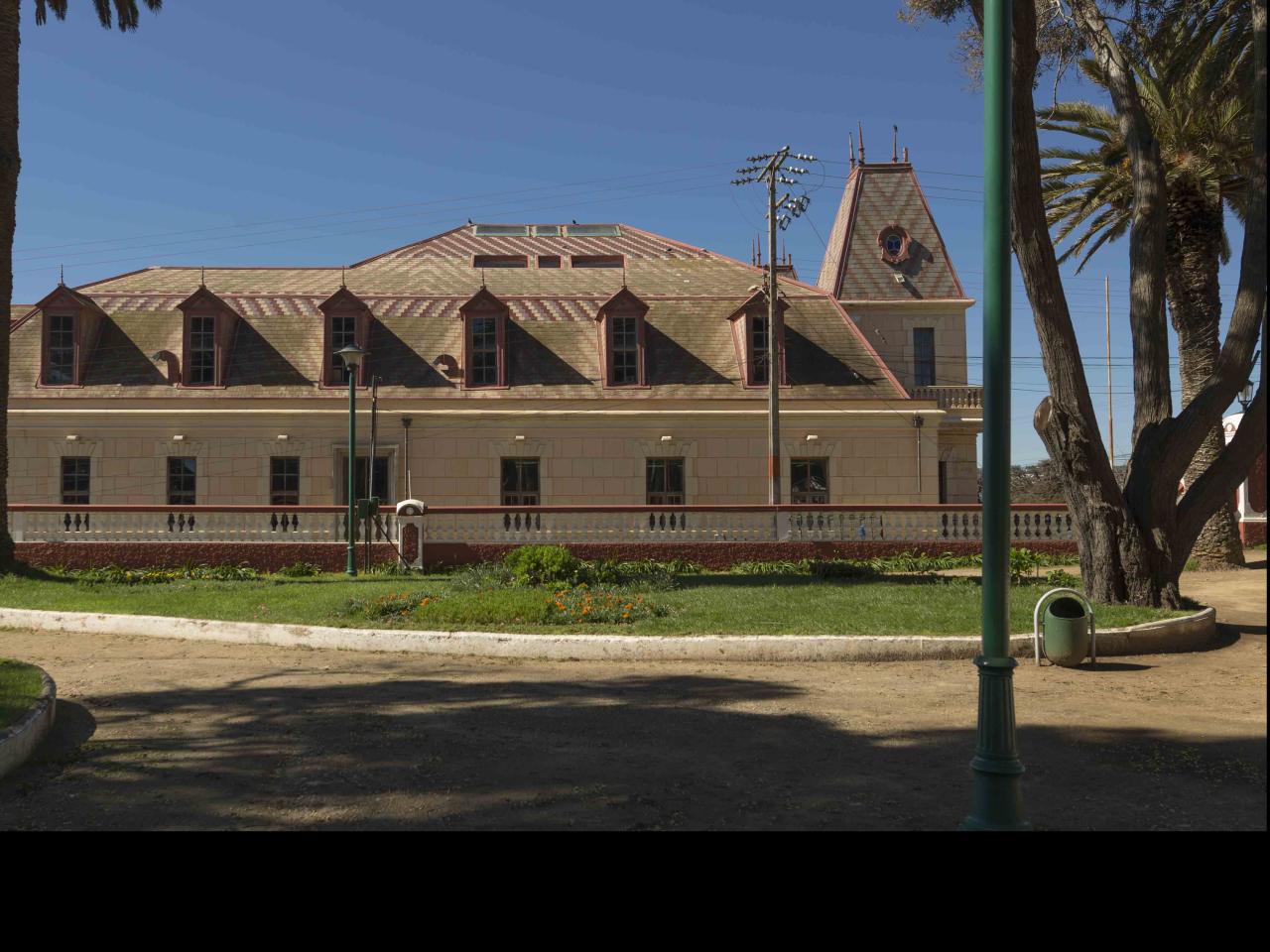 Imagen del monumento Casino de Pichilemu y los jardines del Parque Agustín Ross