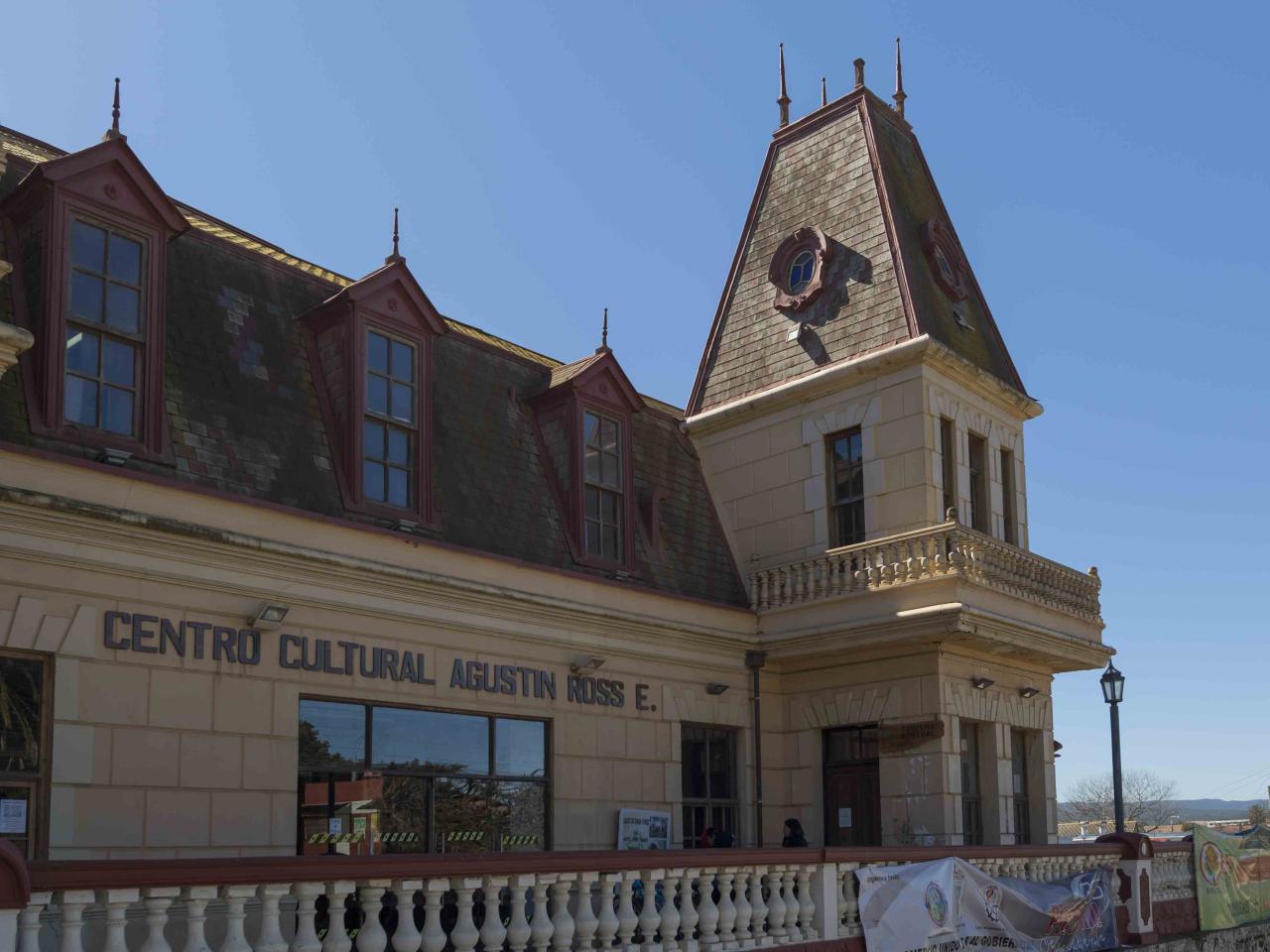 Imagen del monumento Casino de Pichilemu y los jardines del Parque Agustín Ross