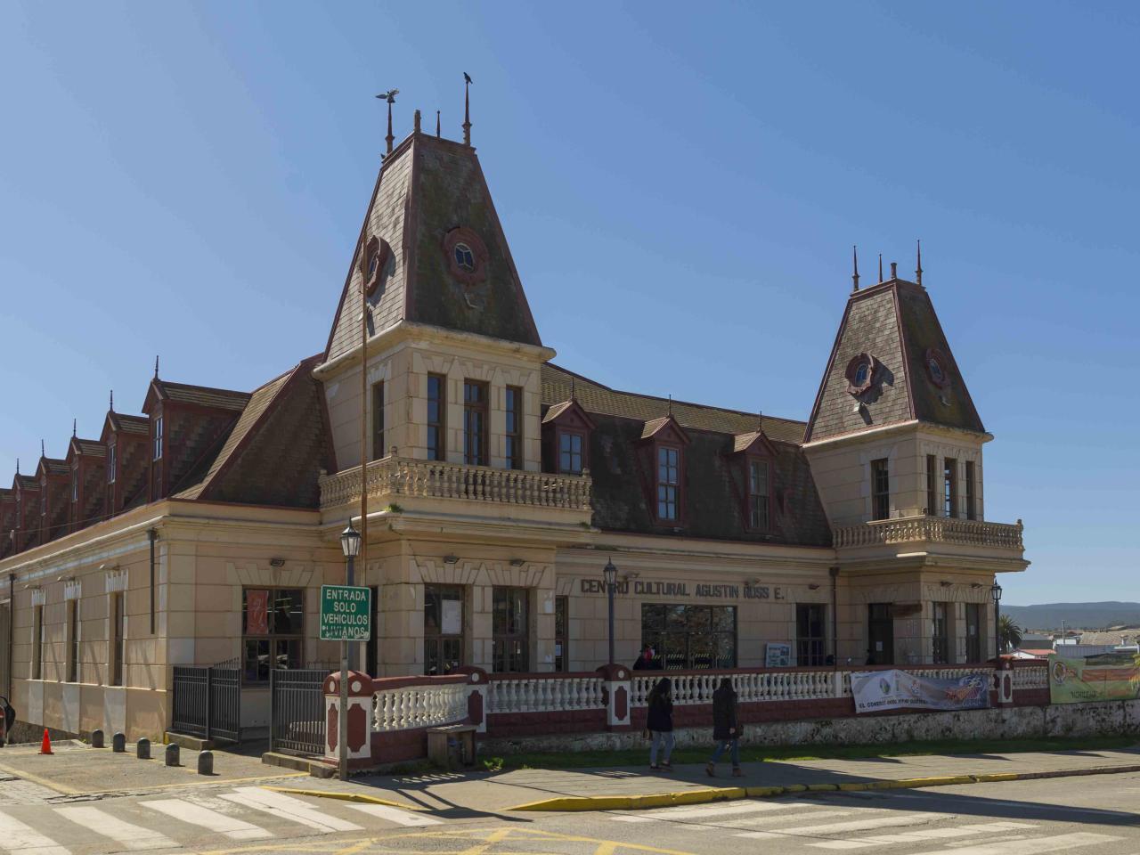 Imagen del monumento Casino de Pichilemu y los jardines del Parque Agustín Ross