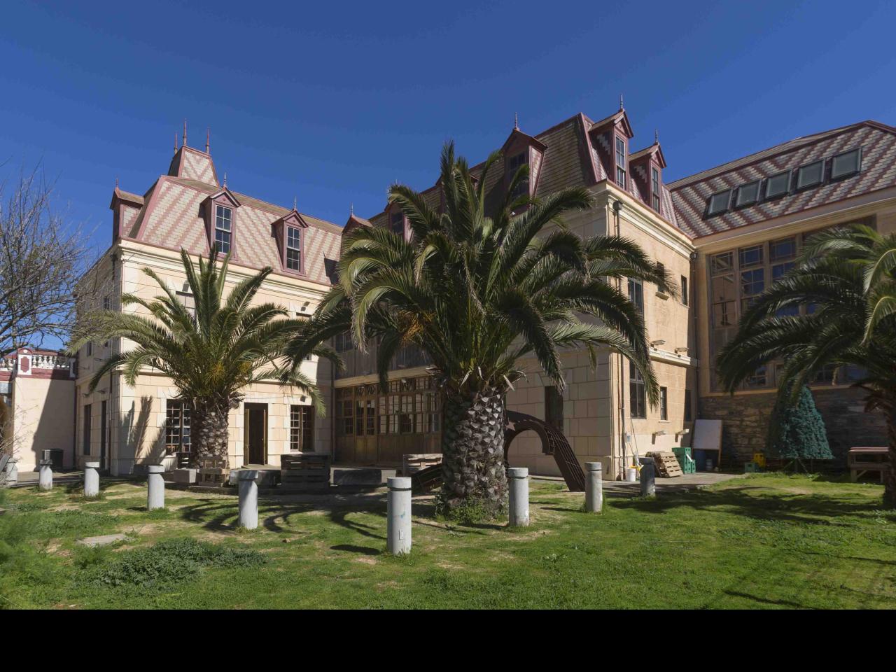 Imagen del monumento Casino de Pichilemu y los jardines del Parque Agustín Ross