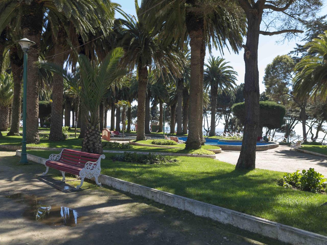 Imagen del monumento Casino de Pichilemu y los jardines del Parque Agustín Ross