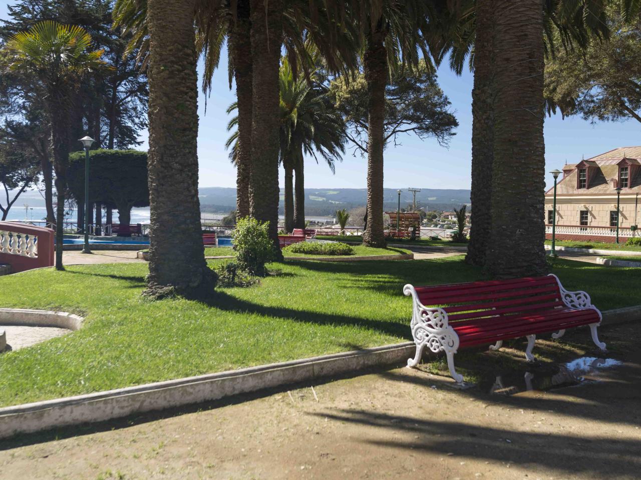 Imagen del monumento Casino de Pichilemu y los jardines del Parque Agustín Ross