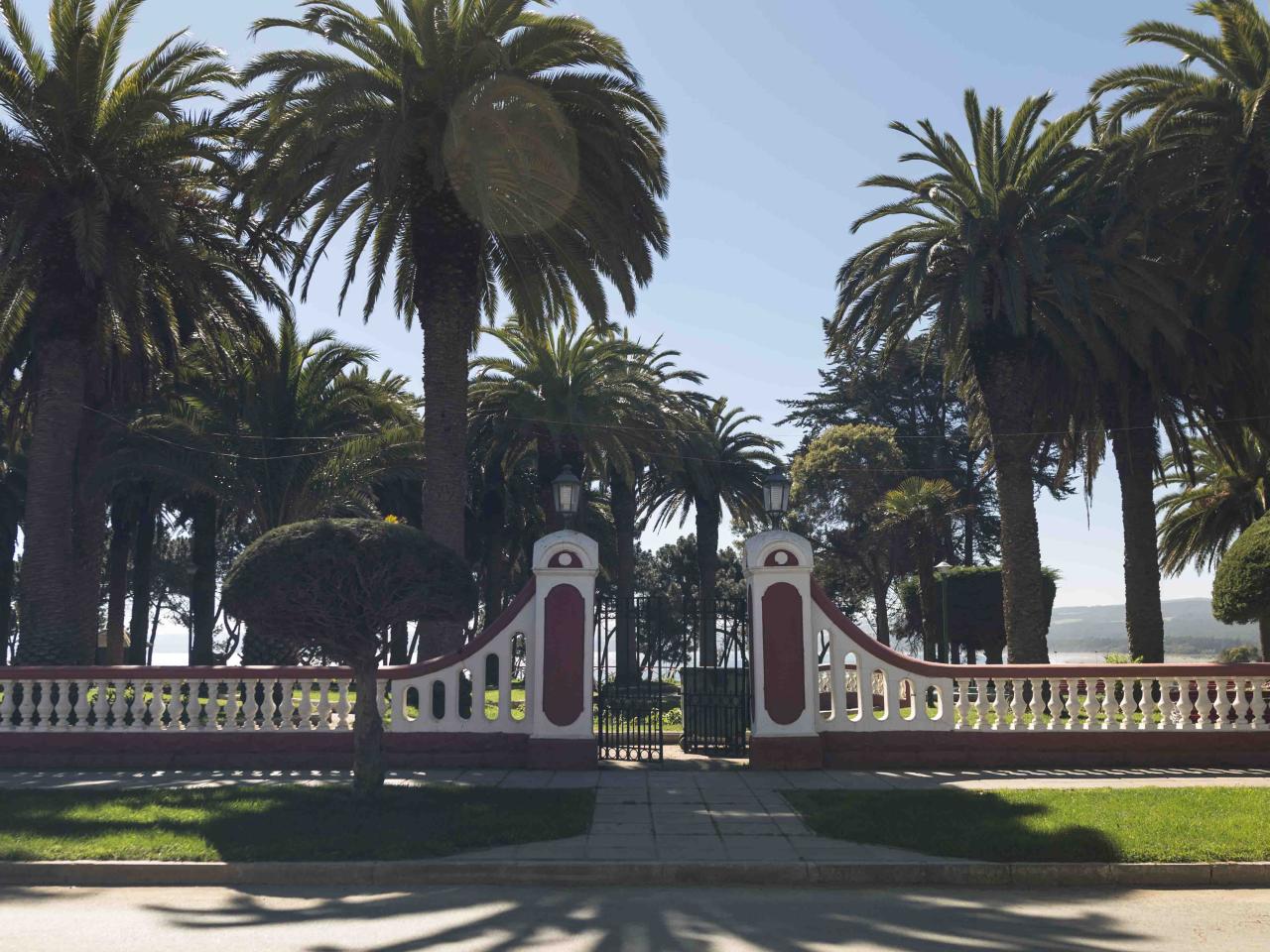 Imagen del monumento Casino de Pichilemu y los jardines del Parque Agustín Ross