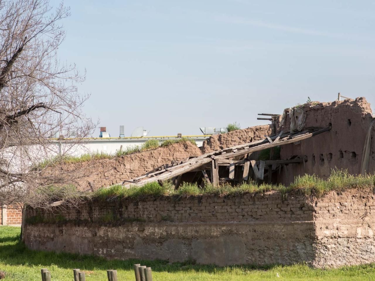 Imagen del monumento Construcciones y parque de la antigua bodega de vinos de la ex Viña San Carlos