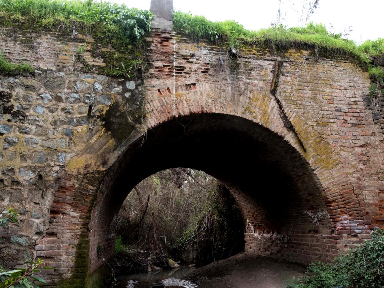 Imagen del monumento Puente colonial en el Canal San Carlos Viejo
