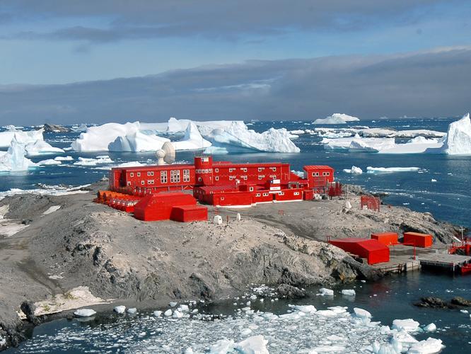 Imagen del monumento Base militar Antártica Capitán General Bernardo O'Higgins Riquelme y a los bienes que indica