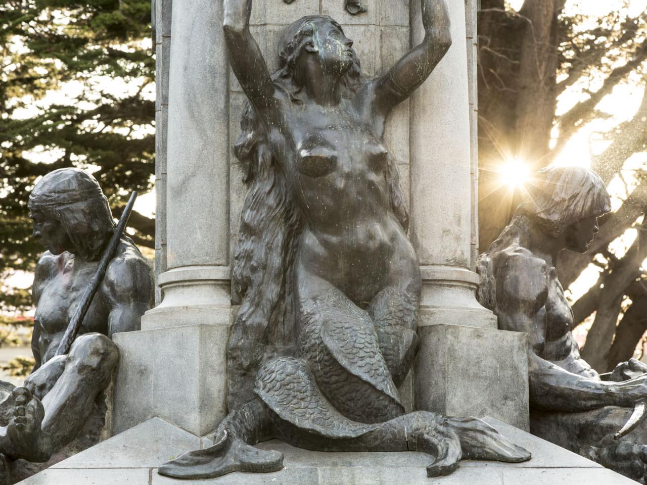 Imagen del monumento Plaza Muñoz Gamero y edificios que la acotan.