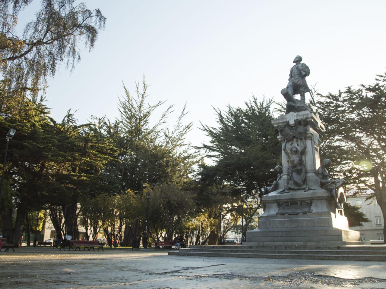 Imagen del monumento Plaza Muñoz Gamero y edificios que la acotan.