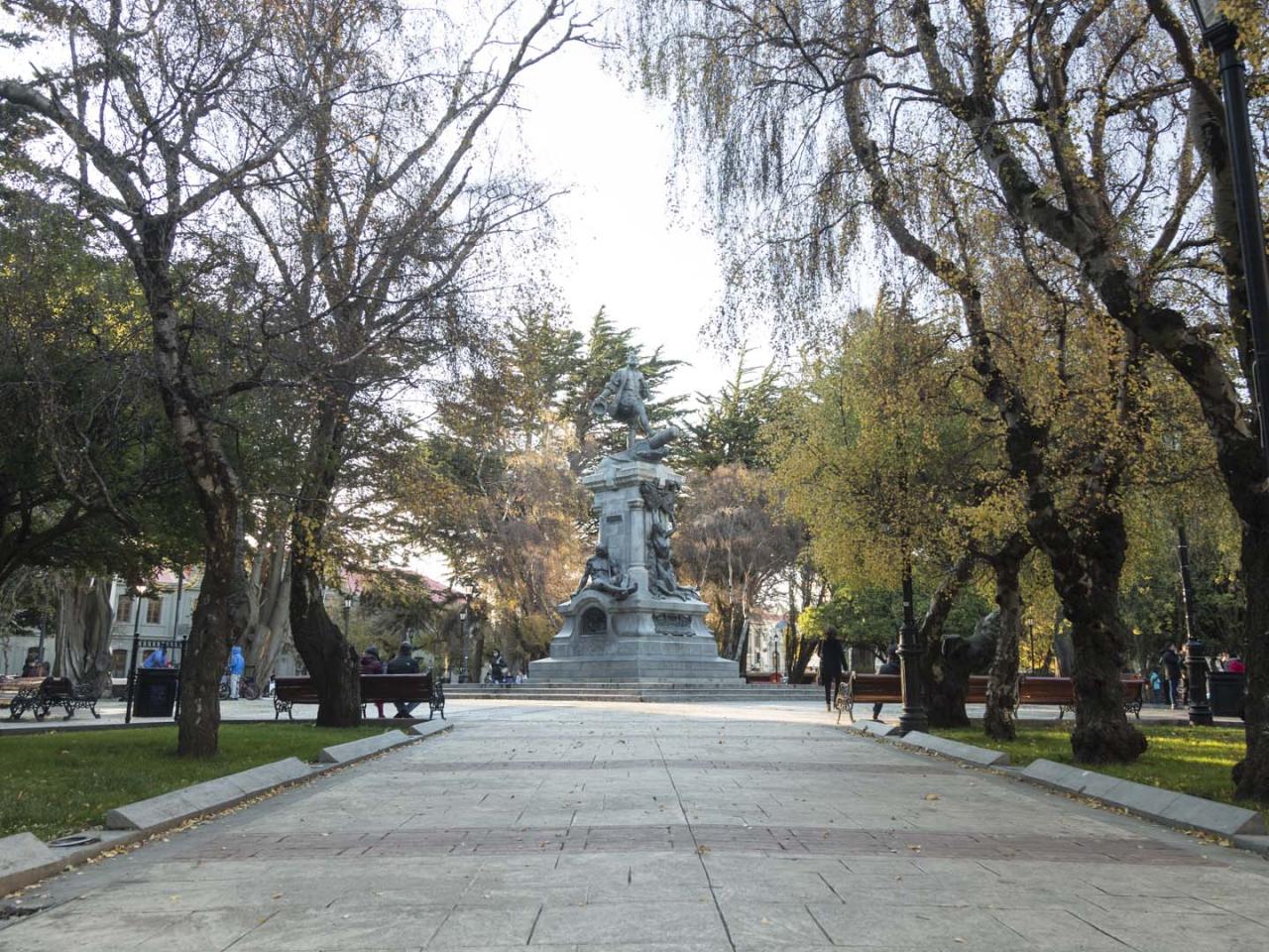 Imagen del monumento Plaza Muñoz Gamero y edificios que la acotan.