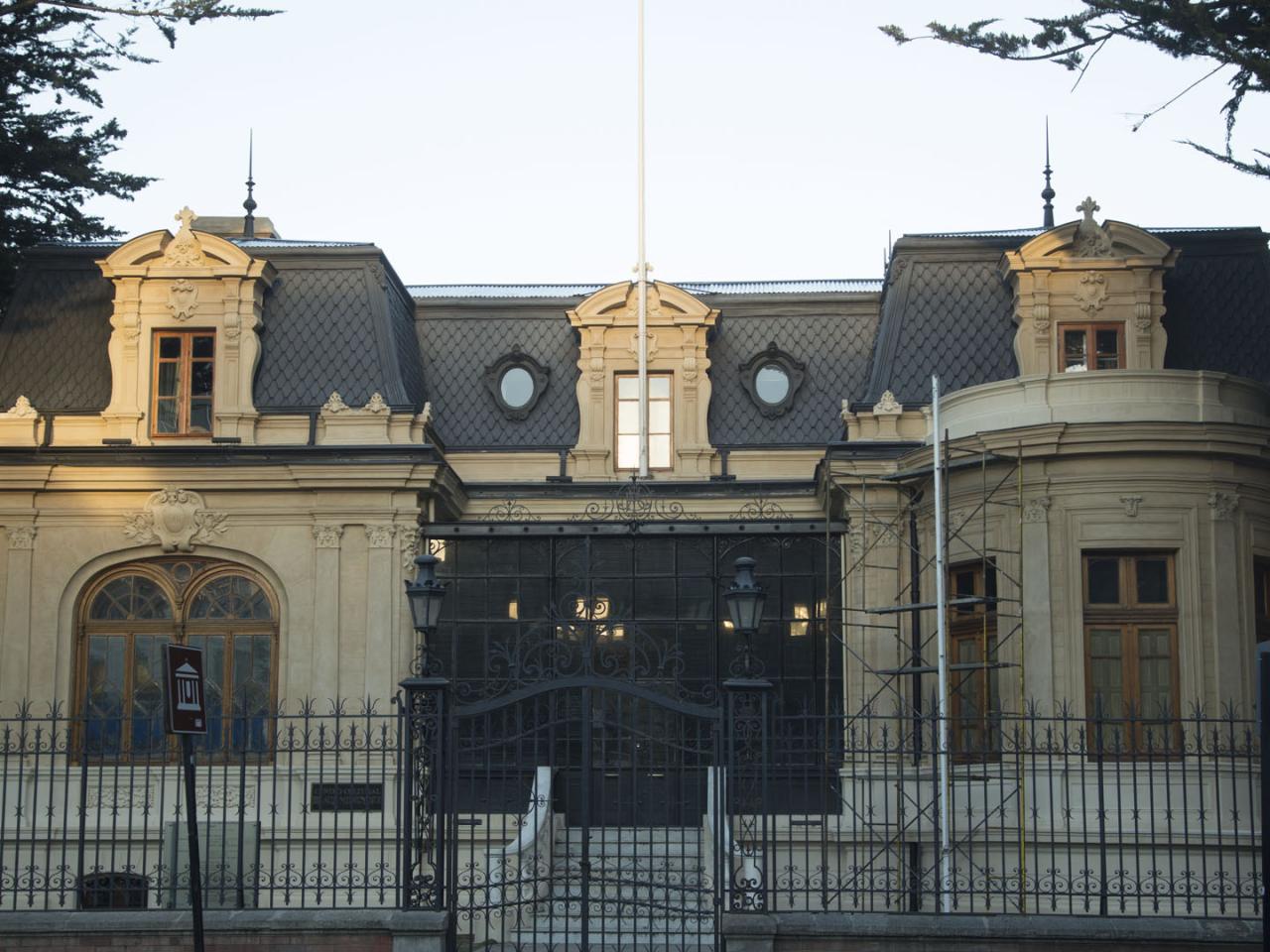 Imagen del monumento Plaza Muñoz Gamero y edificios que la acotan.