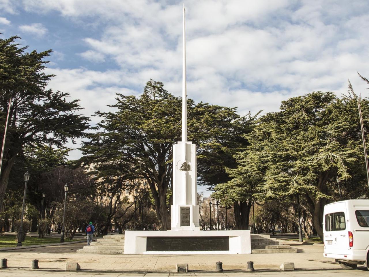 Imagen del monumento Plaza Muñoz Gamero y edificios que la acotan.