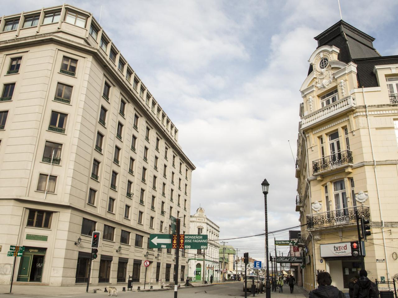 Imagen del monumento Plaza Muñoz Gamero y edificios que la acotan.