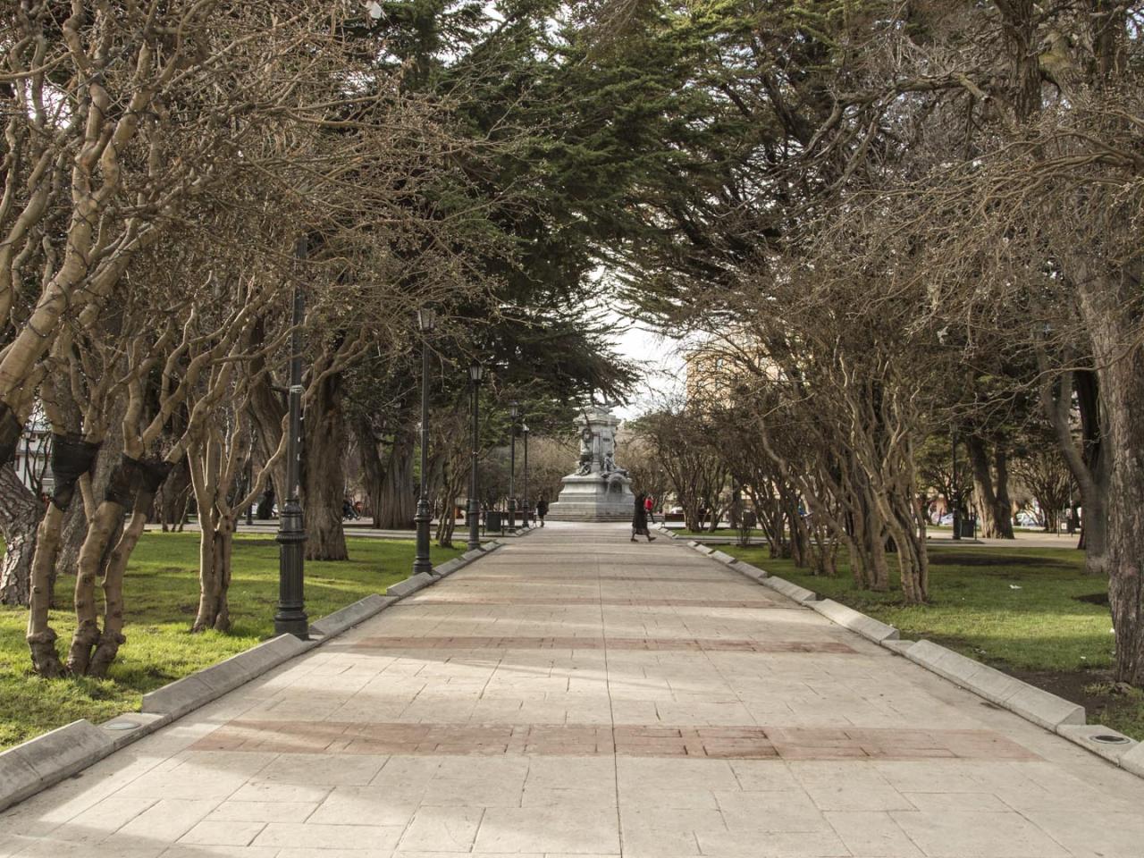 Imagen del monumento Plaza Muñoz Gamero y edificios que la acotan.