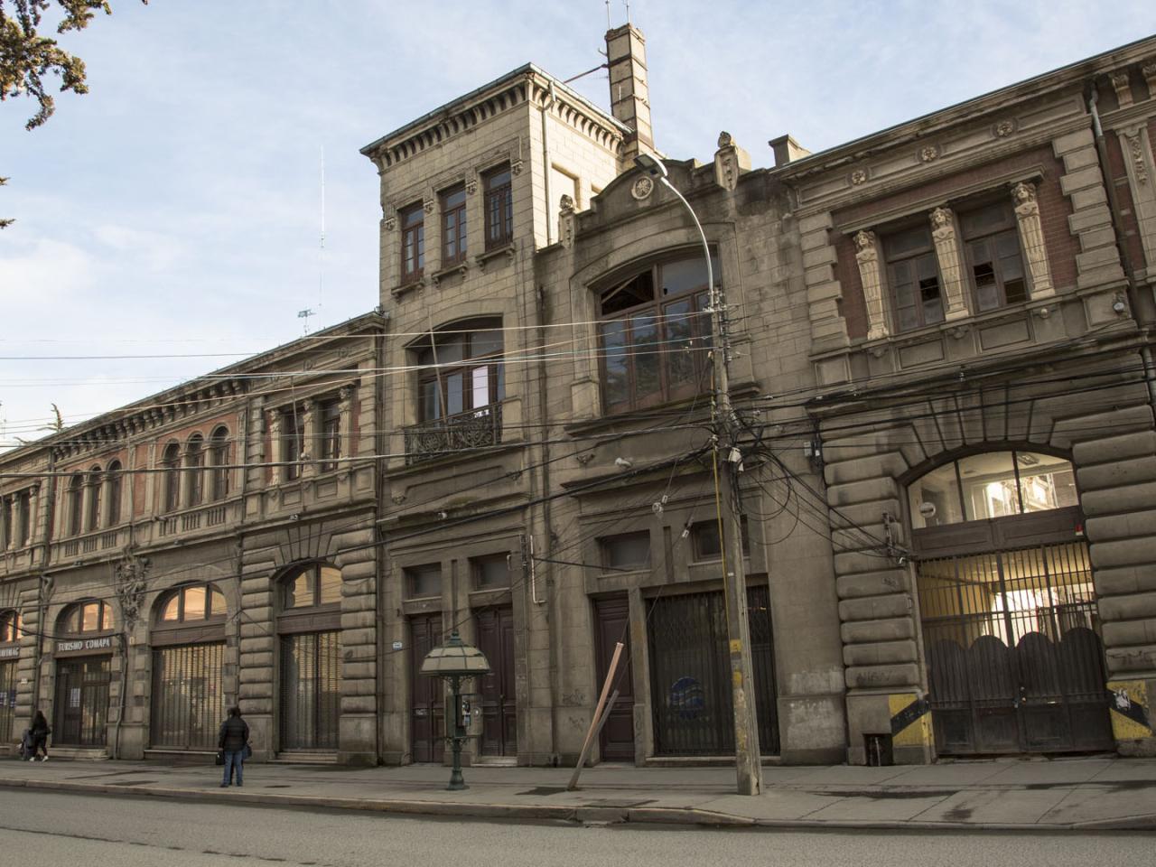 Imagen del monumento Plaza Muñoz Gamero y edificios que la acotan.