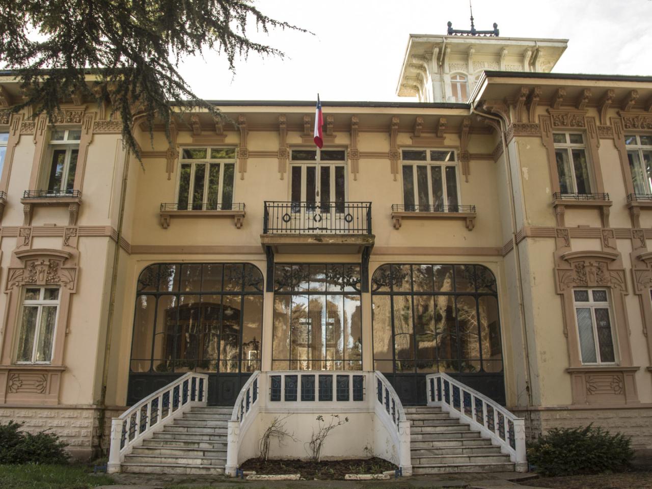 Imagen del monumento Plaza Muñoz Gamero y edificios que la acotan.