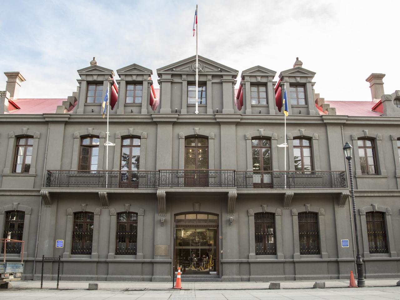 Imagen del monumento Plaza Muñoz Gamero y edificios que la acotan.
