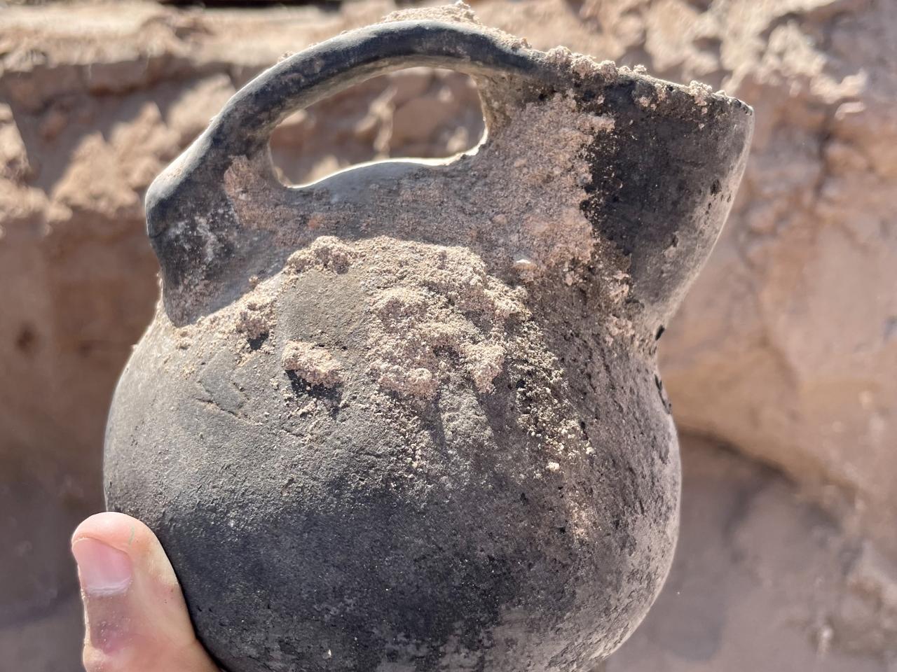 Imagen de Equipo del Consejo de Monumentos Nacionales analiza hallazgo arqueológico en la Región de Atacama