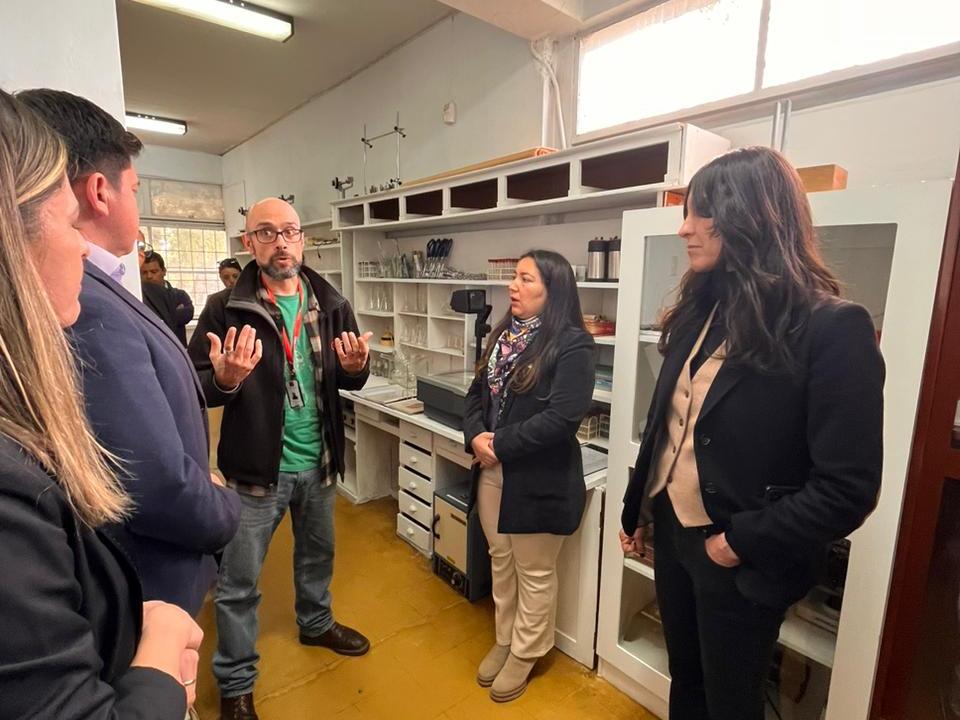 Imagen de CMN aprueba solicitud de declaratoria de los objetos del gabinete científico del Liceo Bicentenario de Yumbel