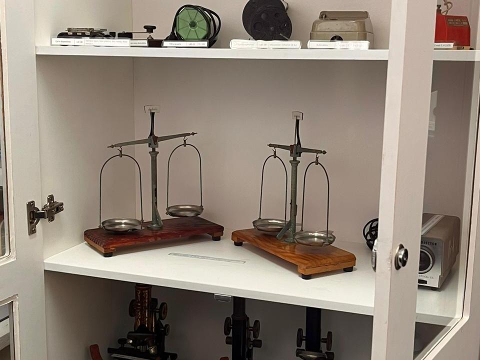 Imagen de CMN aprueba solicitud de declaratoria de los objetos del gabinete científico del Liceo Bicentenario de Yumbel