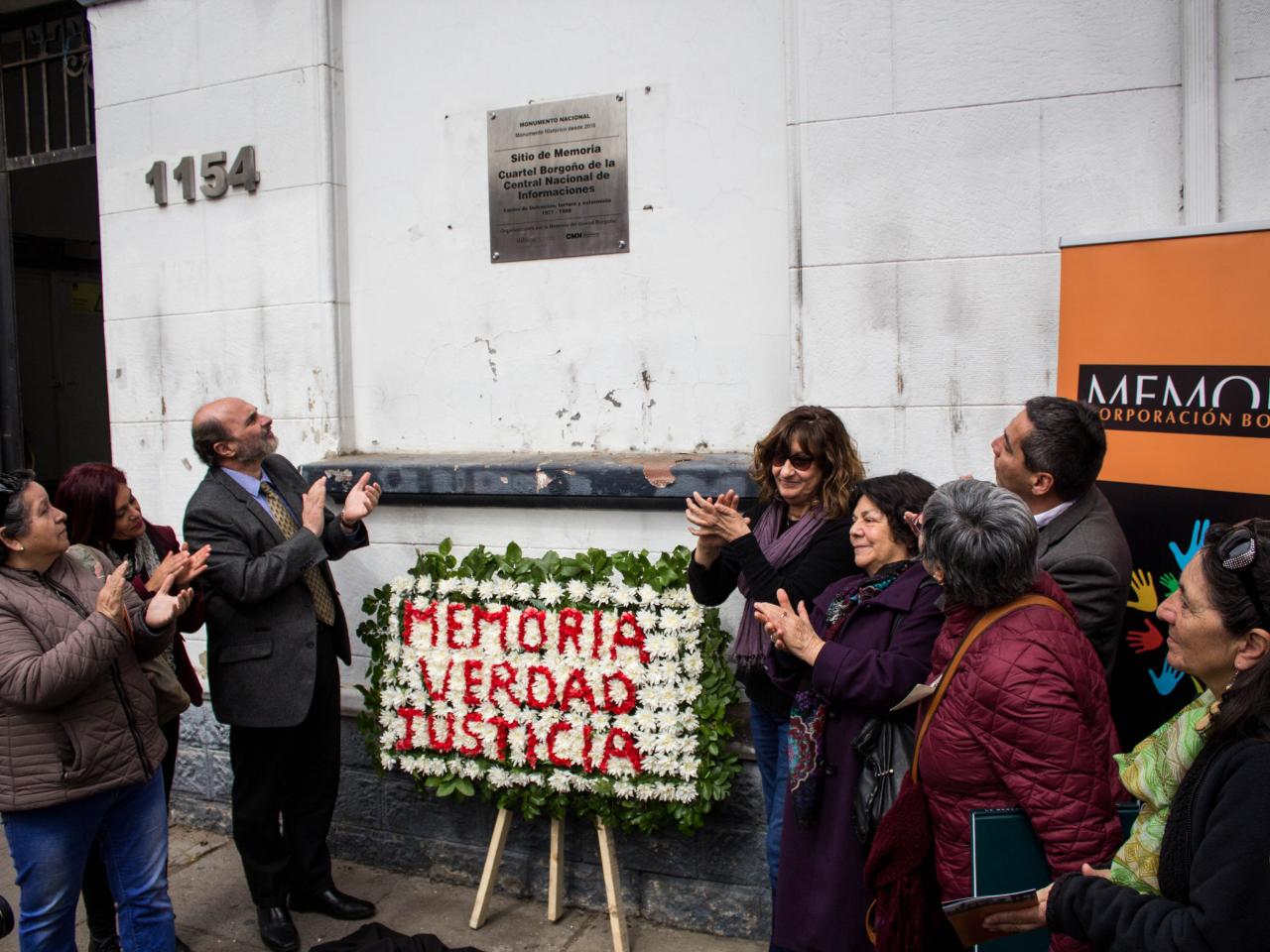 Imagen de En emotiva ceremonia instalan placa en Sitio de Memoria Ex Cuartel Borgoño