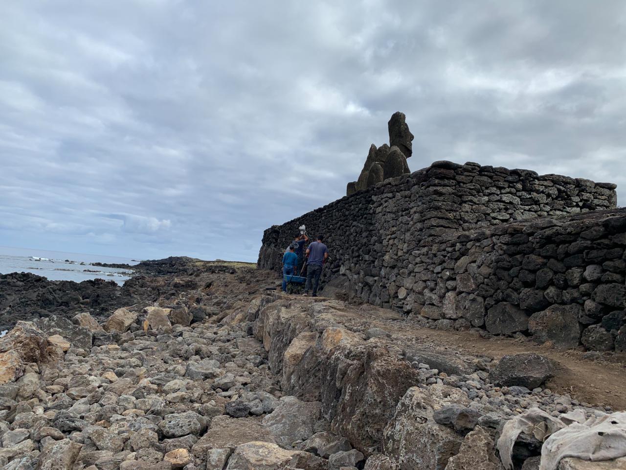 Imagen de A paso firme avanzan las obras para proteger Ahu Vai Uri, en Rapa Nui, impulsadas por el CMN