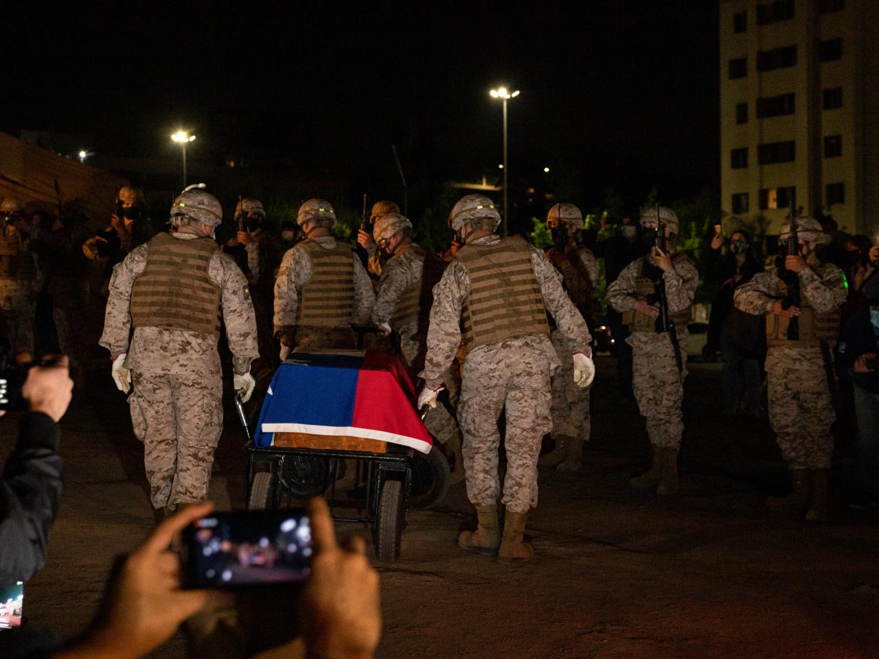 Imagen de Con éxito se realizó la exhumación y traslado de restos del Soldado Desconocido desde Plaza Baquedano