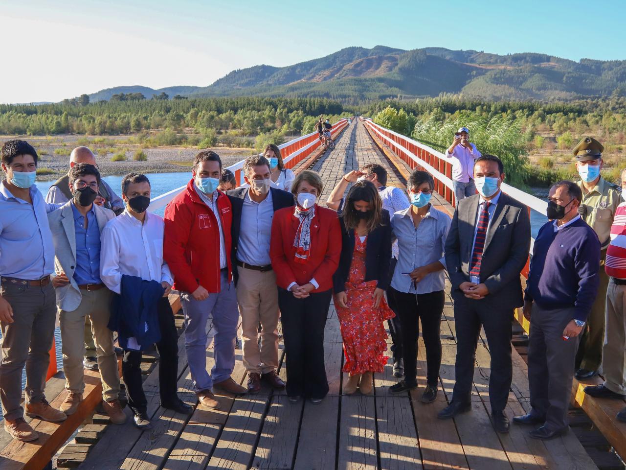 Imagen de Ministra de las Culturas encabeza reapertura al uso peatonal del Puente Confluencia en Ñuble