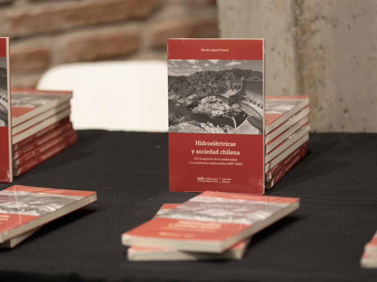 Imagen de Universidad Alberto Hurtado presenta libro sobre la hidroelectridad y su impacto en la sociedad en Chile