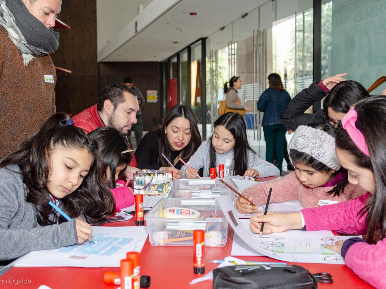 Imagen de Centenar de niños y niñas junto a sus padres construyeron Monumentos Nacionales en papel