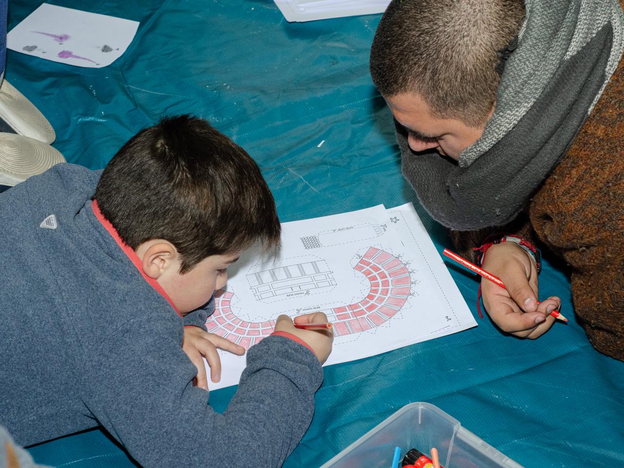 Imagen de Centenar de niños y niñas junto a sus padres construyeron Monumentos Nacionales en papel