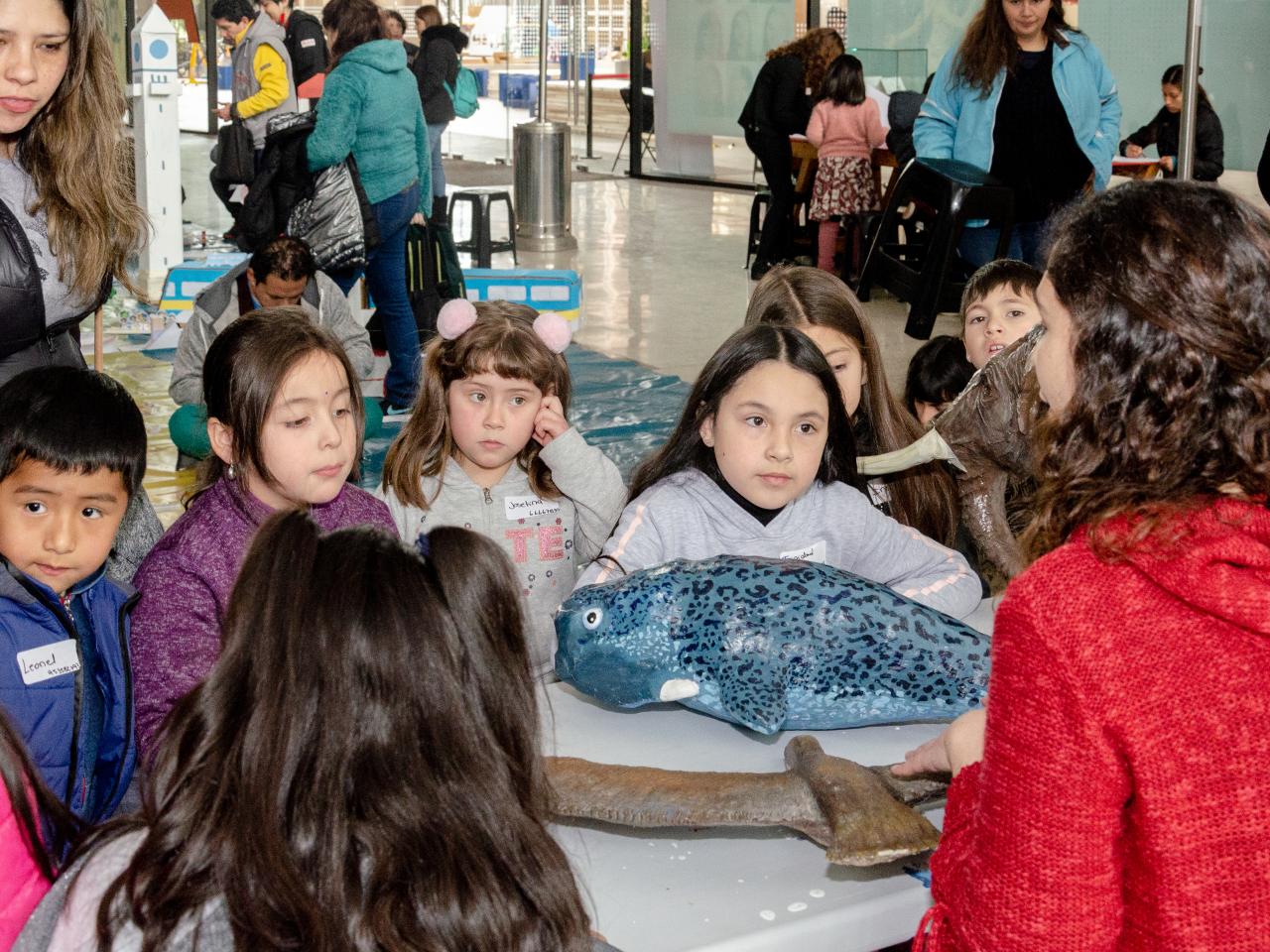 Imagen de Centenar de niños y niñas junto a sus padres construyeron Monumentos Nacionales en papel
