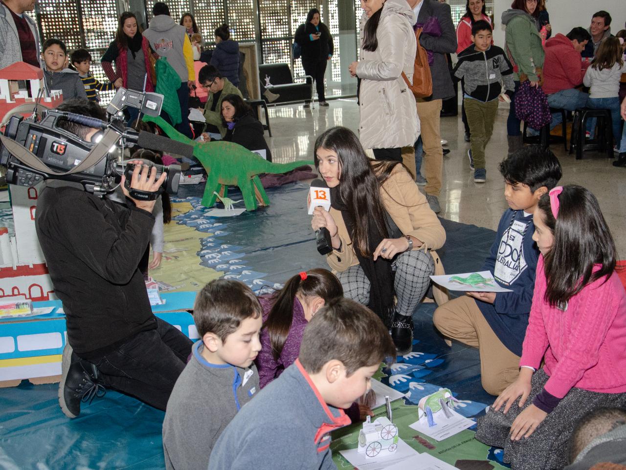 Imagen de Centenar de niños y niñas junto a sus padres construyeron Monumentos Nacionales en papel