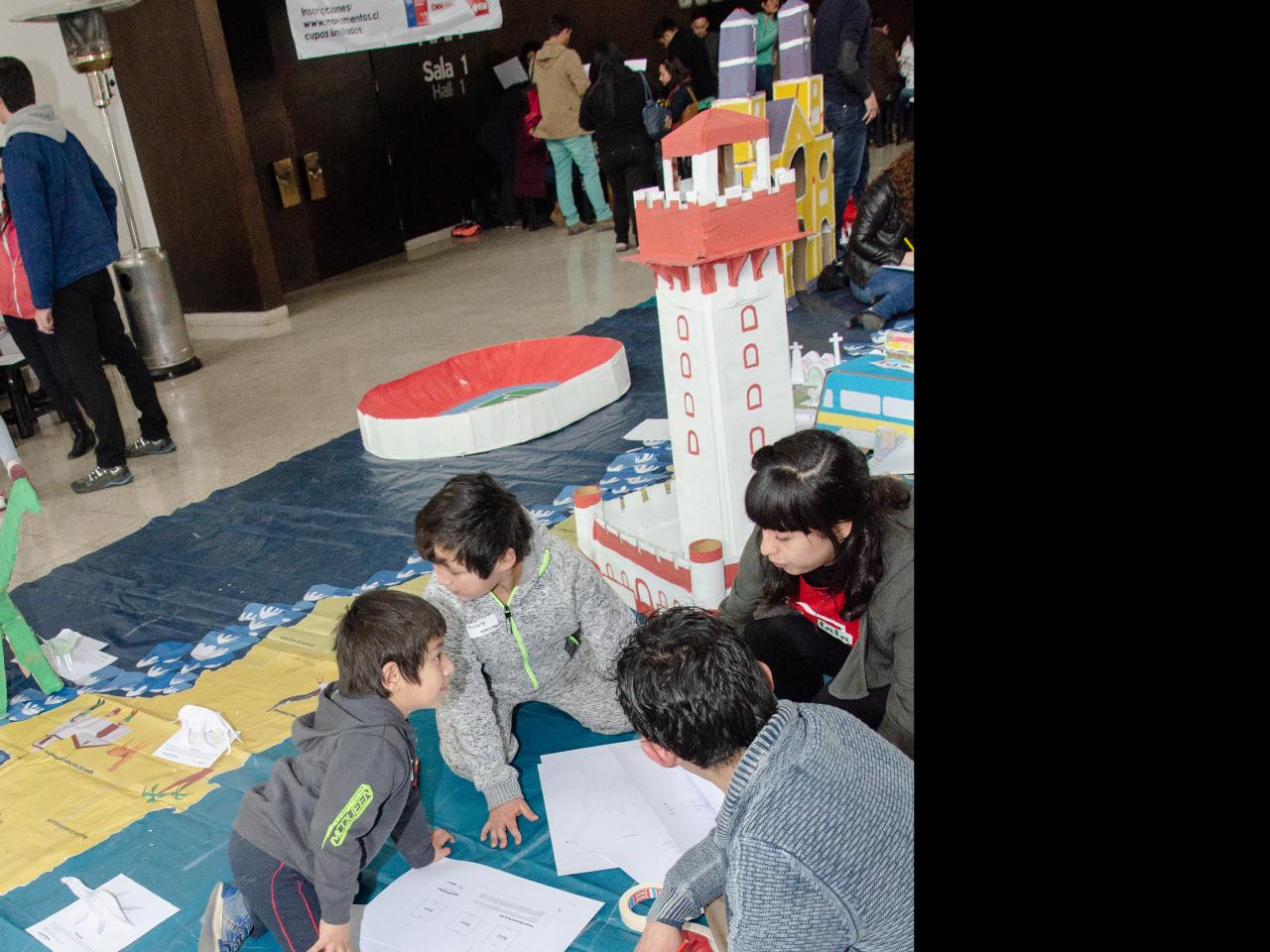 Imagen de Centenar de niños y niñas junto a sus padres construyeron Monumentos Nacionales en papel