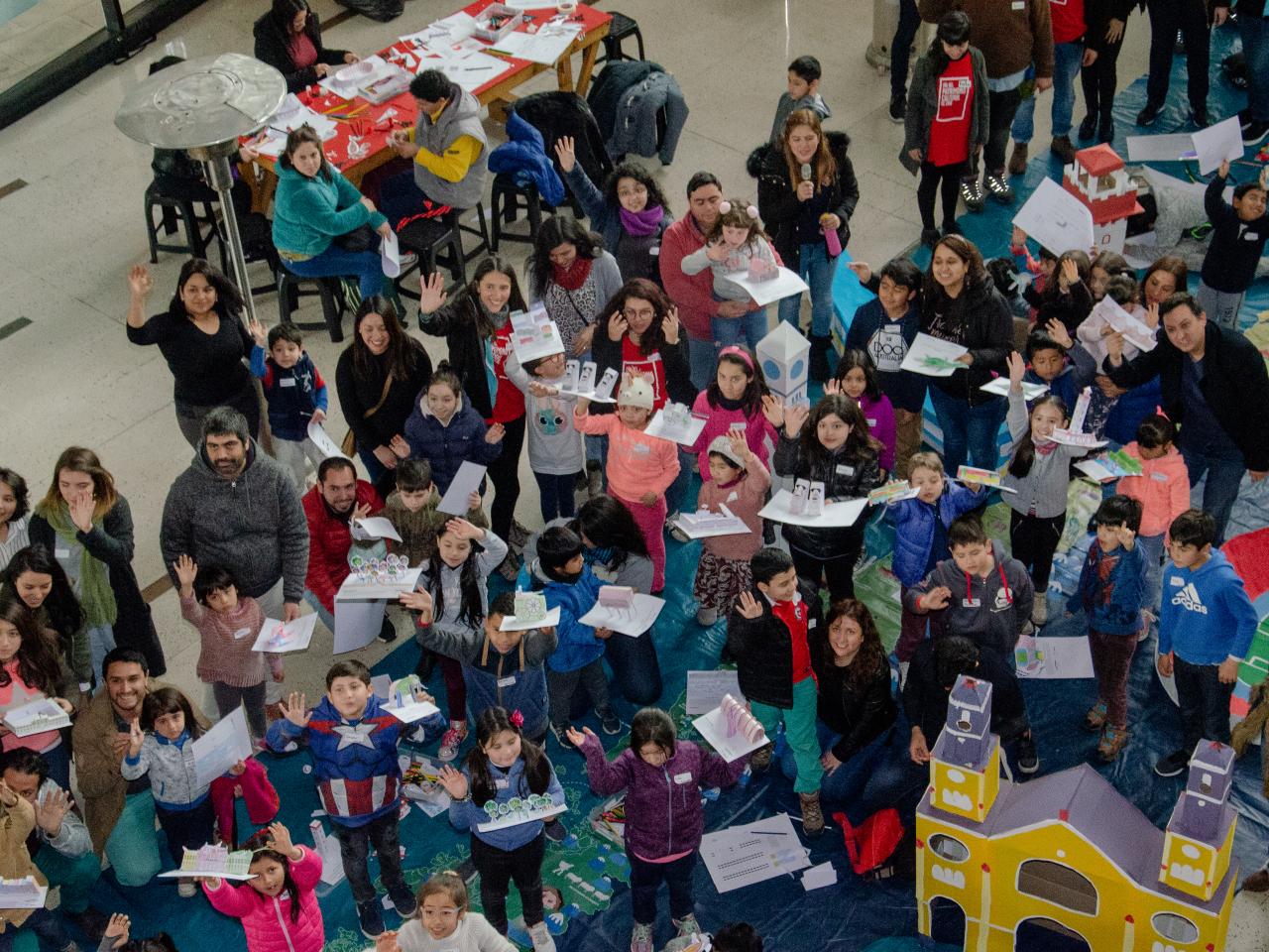 Imagen de Centenar de niños y niñas junto a sus padres construyeron Monumentos Nacionales en papel