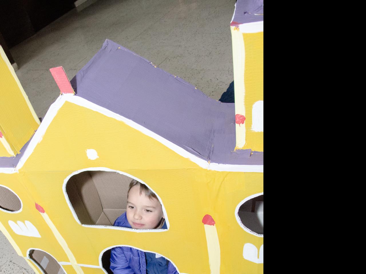 Imagen de Centenar de niños y niñas junto a sus padres construyeron Monumentos Nacionales en papel