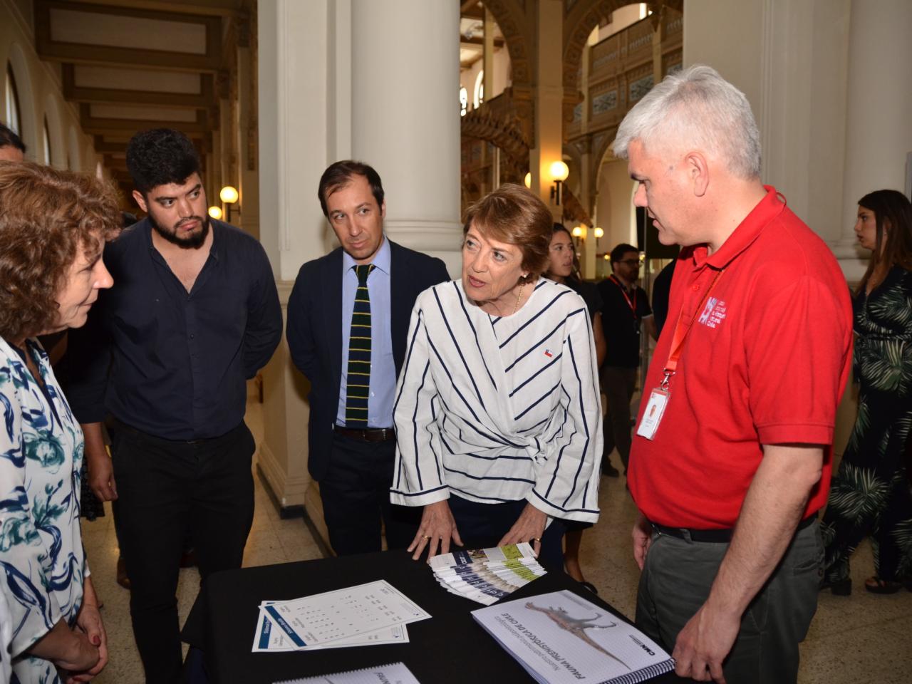 Imagen de En Día Mundial del Braille Ministra Valdés lanzó libro sobre fauna prehistórica para personas con discapacidad visual