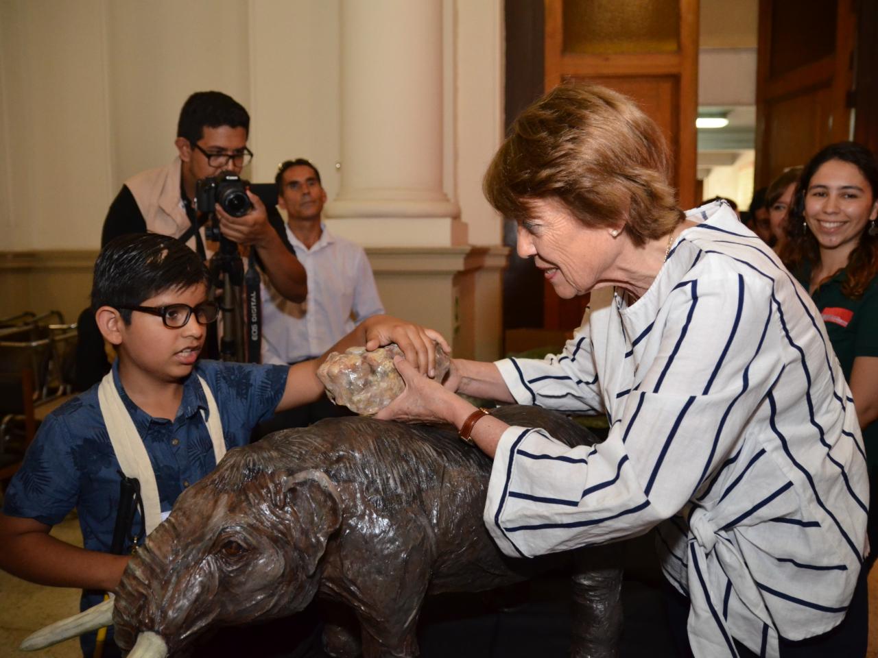 Imagen de En Día Mundial del Braille Ministra Valdés lanzó libro sobre fauna prehistórica para personas con discapacidad visual