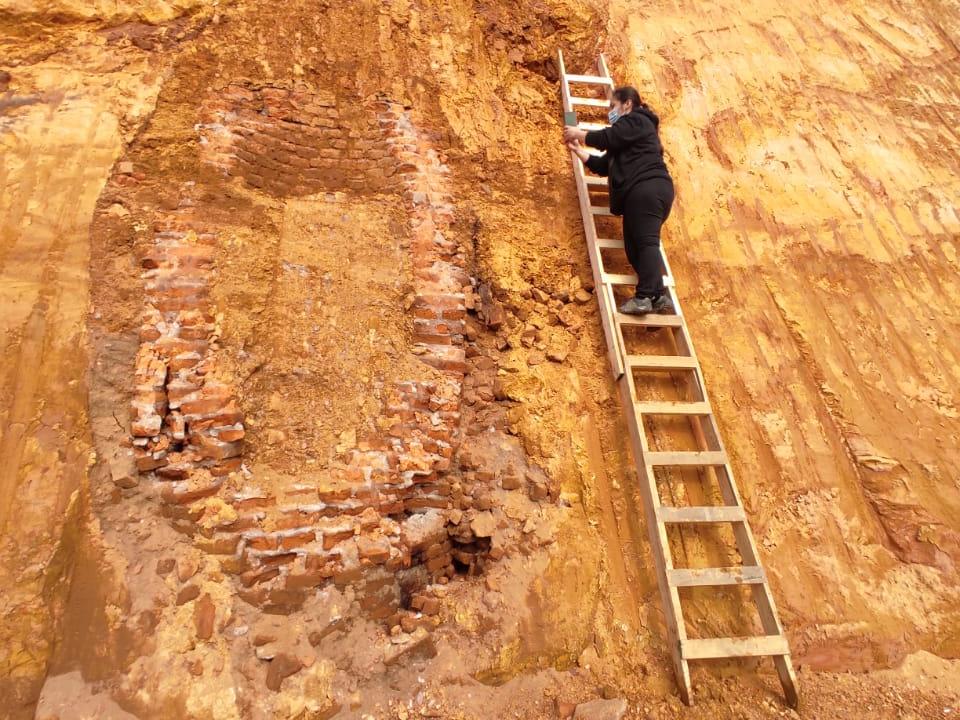 Imagen de Profesionales del CMN estudian hallazgo de estructura de ladrillos en Cerro David Fuentes de Talcahuano