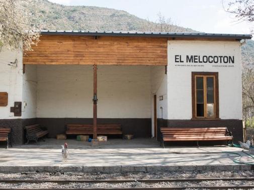 Construcciones existentes a lo largo del trazado del ex ferrocarril de Puente Alto a El Volcán